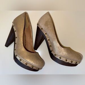 SEYCHELLES GOLD LEATHER & WOOD WOMENS HEELS SZ 7